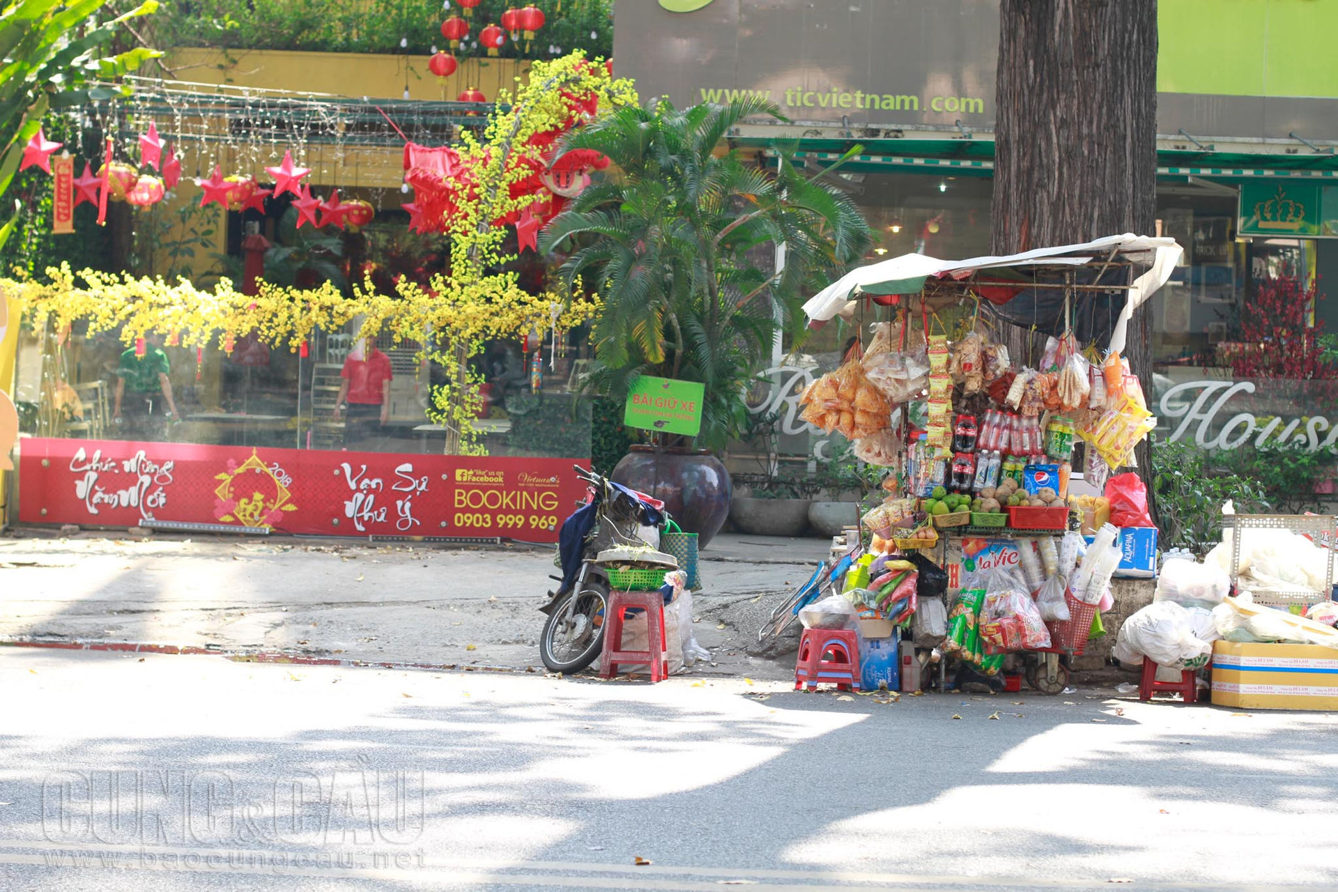 Gian hàng của bà to nhất khu vực nhà văn hóa Thanh Niên.