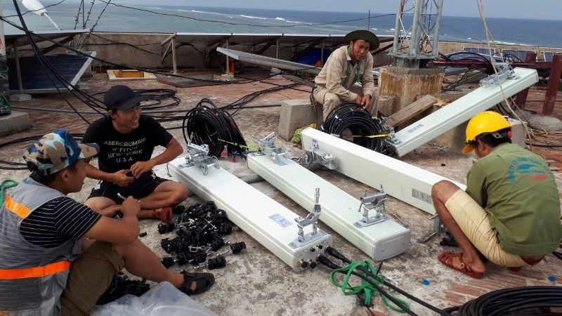Nhân sự Viettel đang lắp mới và tu sửa các trạm phát sóng BTS tại quần đảo Trường Sa.