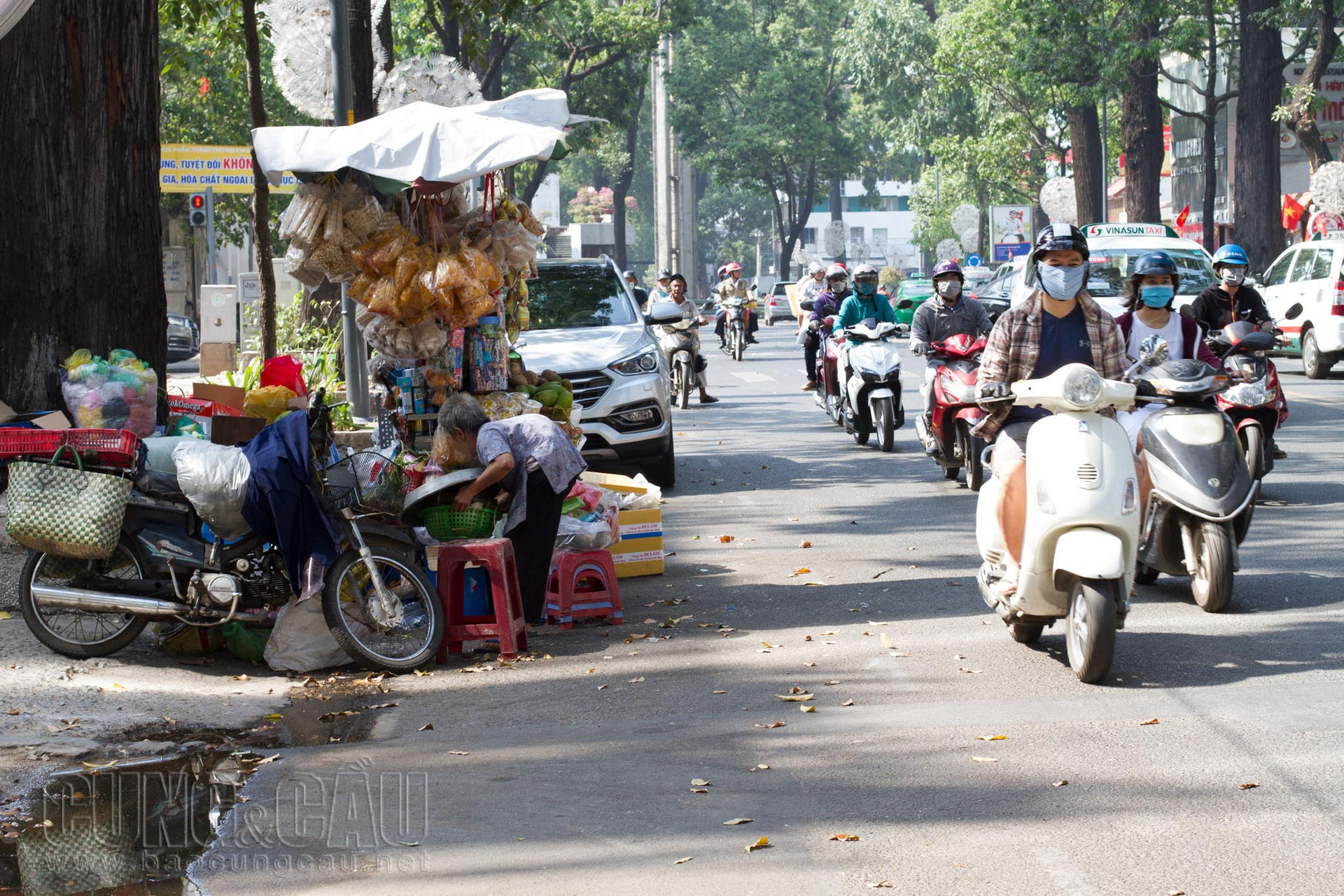 Không người thân hoặc con cái, bà phải tự lo cho cuộc sống cho dù ngày Tết hay ngày thường.