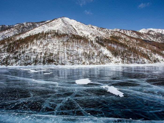 Hồ Baikal đóng băng ở Siberia.