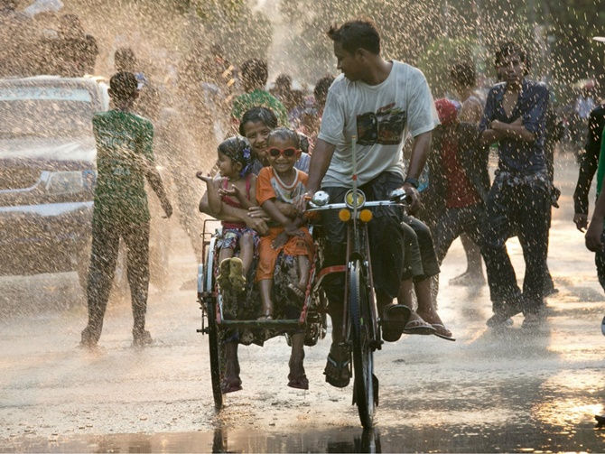 Trong những ngày này, đường phố thường ngập trong nước do mọi người té nước lẫn nhau và họ quan niệm ai càng bị ướt thì càng mạnh khỏe và gặp nhiều may mắn trong năm mới.