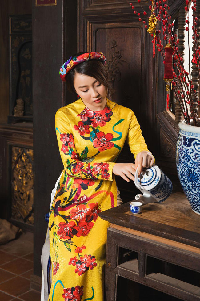 Trong tà áo dài màu sắc, Hồng Loan đẹp nền nã, dịu dàng. 