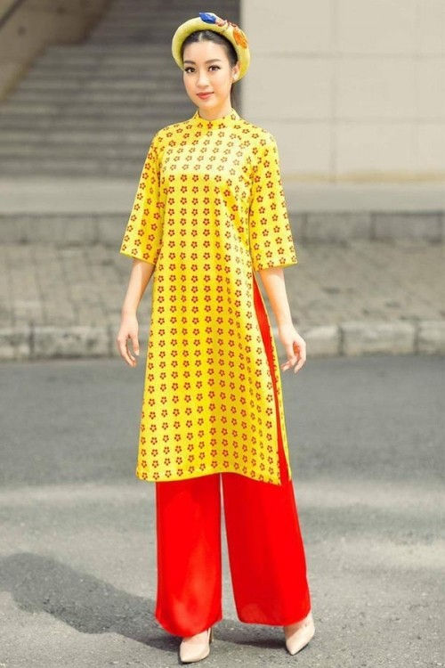 Nếu muốn nổi bật hết mức, các nàng không thể bỏ qua chiếc áo dài vàng in hoa đào, được phối chung với quần lụa đỏ như thế này.