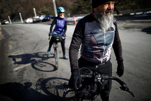 Cặp vợ chồng đạp xe 1 năm từ Thụy Sĩ đến Hàn Quốc cổ vũ con trai thi đấu