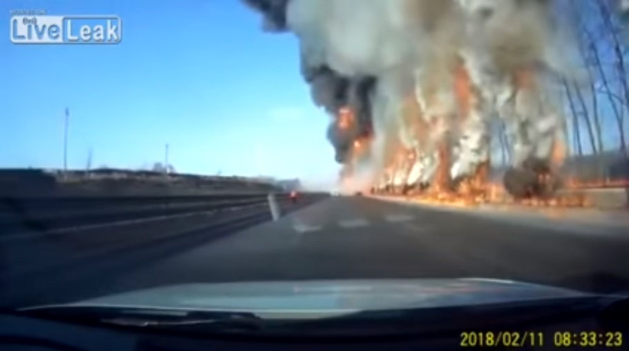 Chiếc xe ghi lại được hình ảnh cháy nổ nhanh chóng lùi ra khỏi khu vực nguy hiểm và thoát nạn