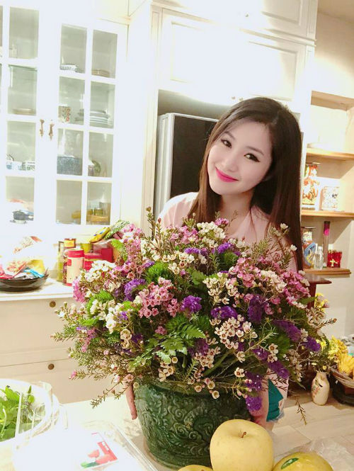 Ca sĩ Hương Tràm chọn bình hoa thanh liễu để trang trí ngôi nhà trong dịp Tết. (nguồn Facebook)
