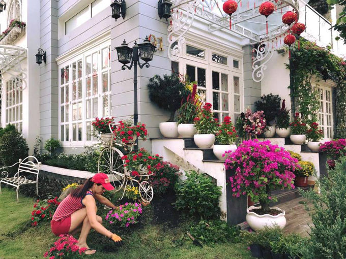 Cựu người mẫu Thúy Hạnh tự tay chăm sóc khu vườn xuân của gia đình. (nguồn Facebook).