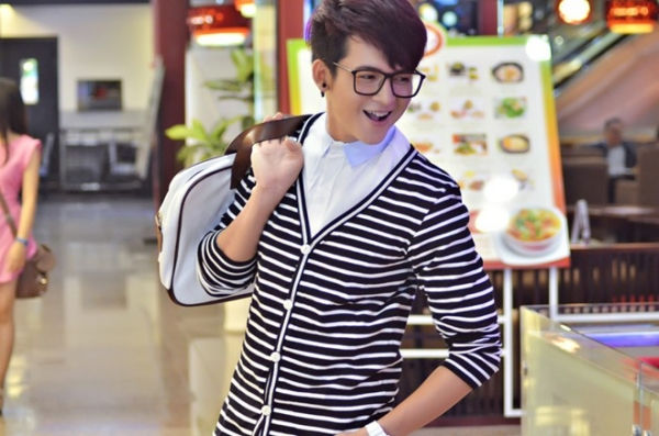 Những mẫu áo cardigan khoác mỏng ở bên ngoài dưới đây sẽ là những gợi ý nho nhỏ cho các teen boy để luôn trẻ trung và năng động! Sự đa dạng về kiểu dáng, màu sắc sẽ giúp các chàng tha hồ lựa chọn style cho mình. Được làm từ chất nỉ, len hoặc da, những chiếc áo này sẽ dễ dàng được mix cùng quần jeans, quần kaki và giày thể thao.