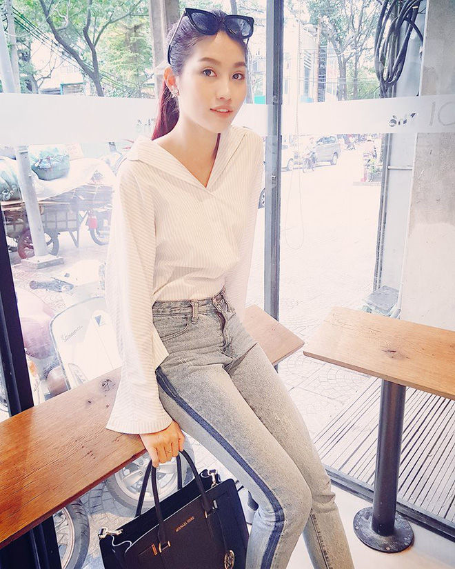 Đơn giản với áo blouser và quần jeans nhưng Quỳnh Châu cũng mang đến một set đồ thu hút, ai ngắm nhìn cũng muốn thử nghiệm.