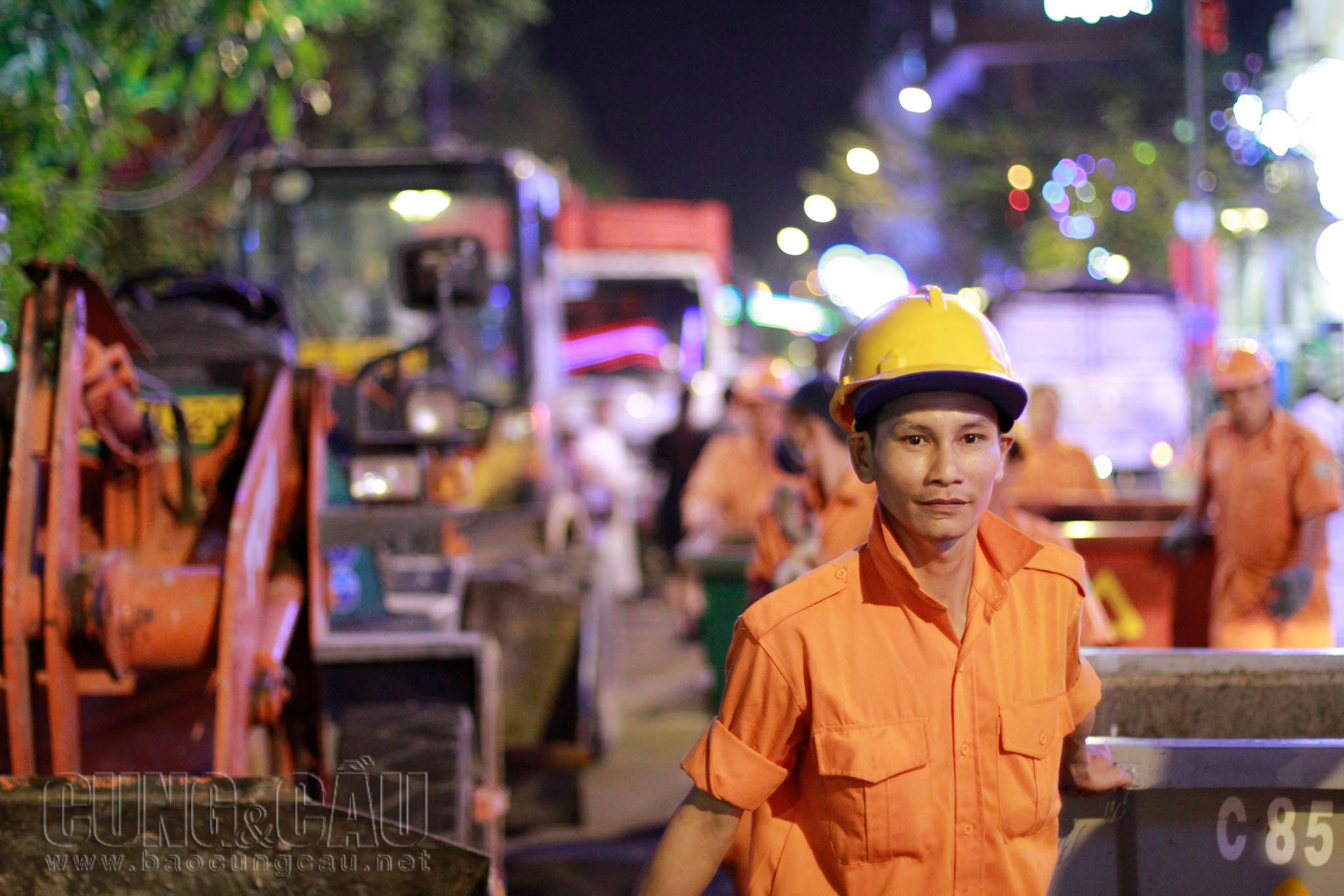 Hàng trăm công nhân vệ sinh dọn dẹp trong đêm mùng 4