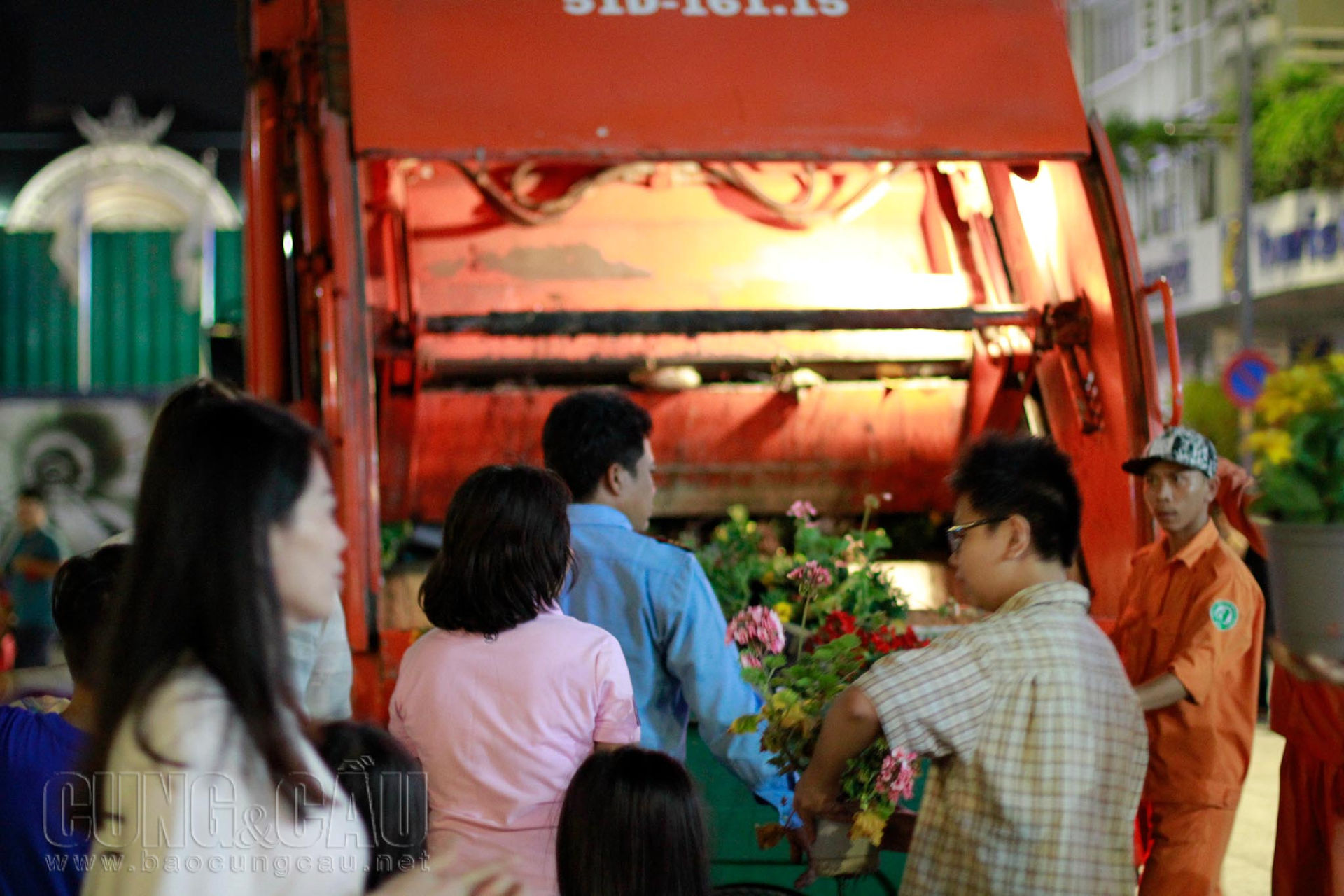 Nhiều người dân tranh thủ nhặt hoa trên xe rác.