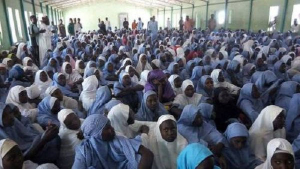 Boko Haram tấn công trường học bắt cóc hơn 100 nữ sinh.