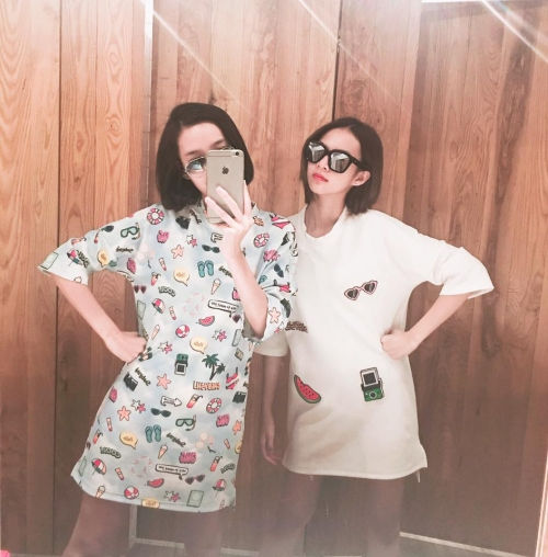 Kim Chi và Phí Phương Anh cũng là một đôi bạn thân được nhiều người hâm mộ của Vbiz, hai cô nàng tự thừa nhận là có số lần mặc đồ đôi nhiều đến không thể đếm được.