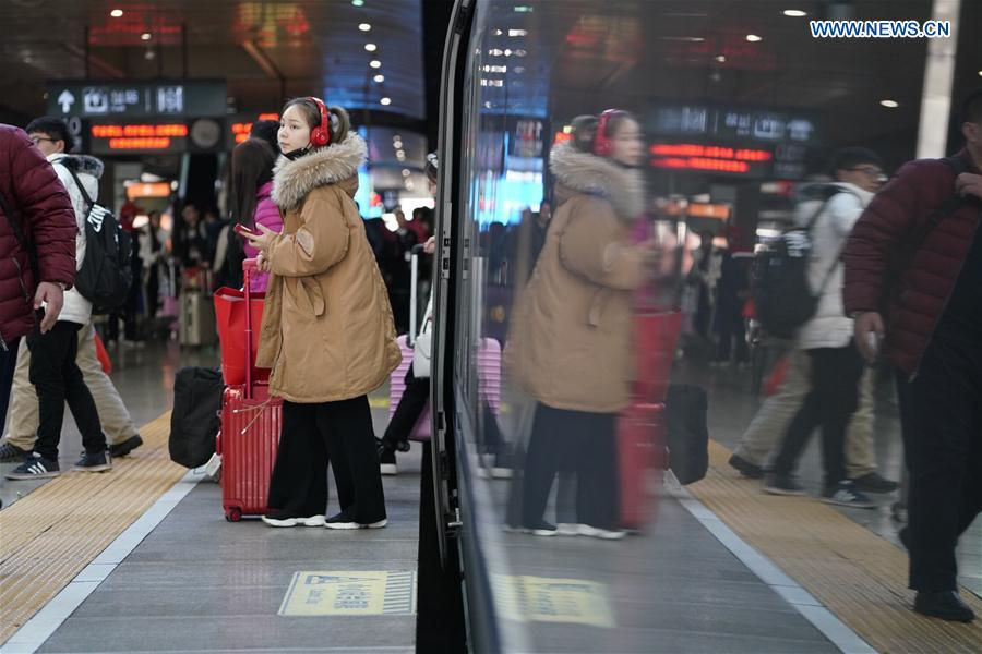   Hành khách xuống tại ga Nam Bắc Kinh ở Bắc Kinh, Trung Quốc.  