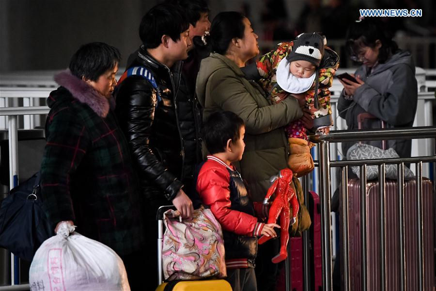   Một gia đình nhiều thế hệ chờ taxi tại nhà ga Nam Hợp Phì ở Hợp Phì, An Huy, Trung Quốc.  