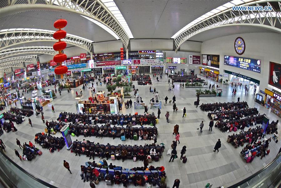 Vào ngày cuối cùng của kỳ nghỉ Tết, nhiều người dân Trung Quốc tấp nập quay trở lại với công việc. Hình ảnh hành khách ngồi chờ tàu ở sân ga phía bắc Thẩm Dương.
