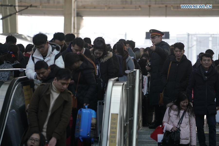   Hành khách đến ga Nam Bắc Kinh, Bắc kinh, Trung Quốc.  