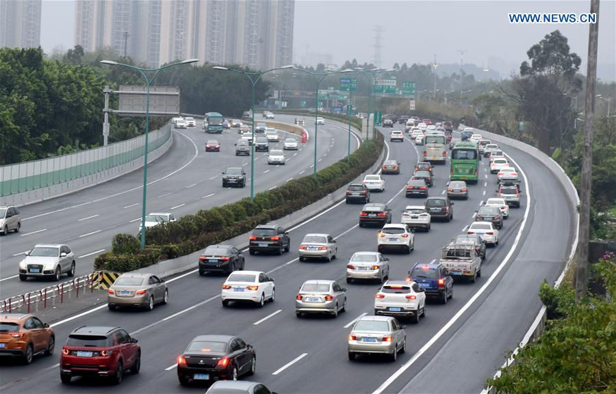 Dòng xe trên đường cao tốc ở Quảng Châu, tỉnh Quảng Đông,Trung Quốc.
