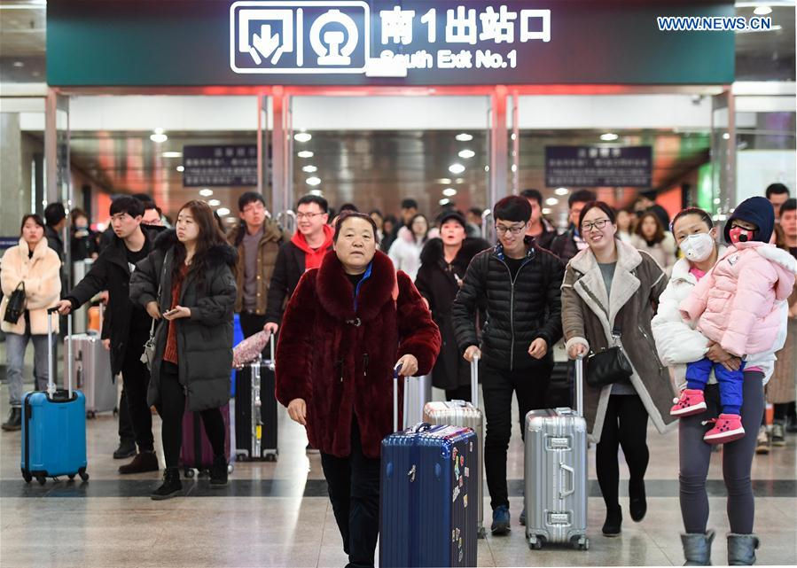 Hành khách rời nhà ga Bắc Kinh ở Bắc Kinh,Trung Quốc.