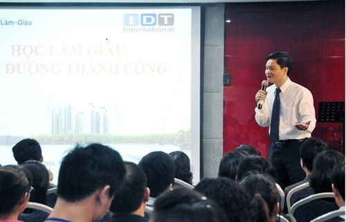 Chủ trag web Phạm Thanh Hải trong một lần thuyết trình để lừa đỏa. Ảnh: Dân Trí