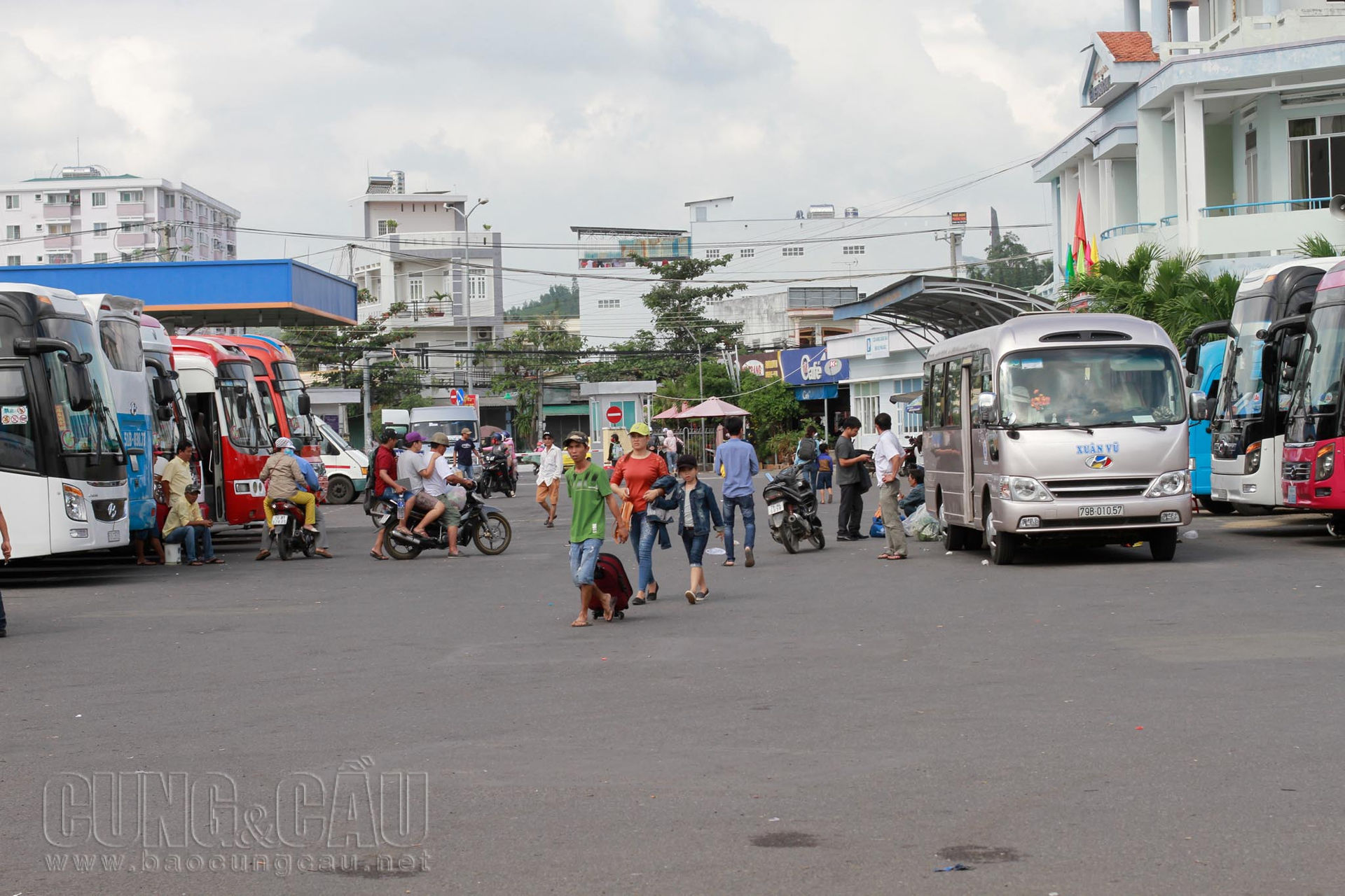 Bên trong bến xe phía Bắc Nha Trang, không quá đông, mỗi khi có xe chuẩn bị xuất bến mới có nhiều hành khách tập trung sau đó trở lại bình thường.