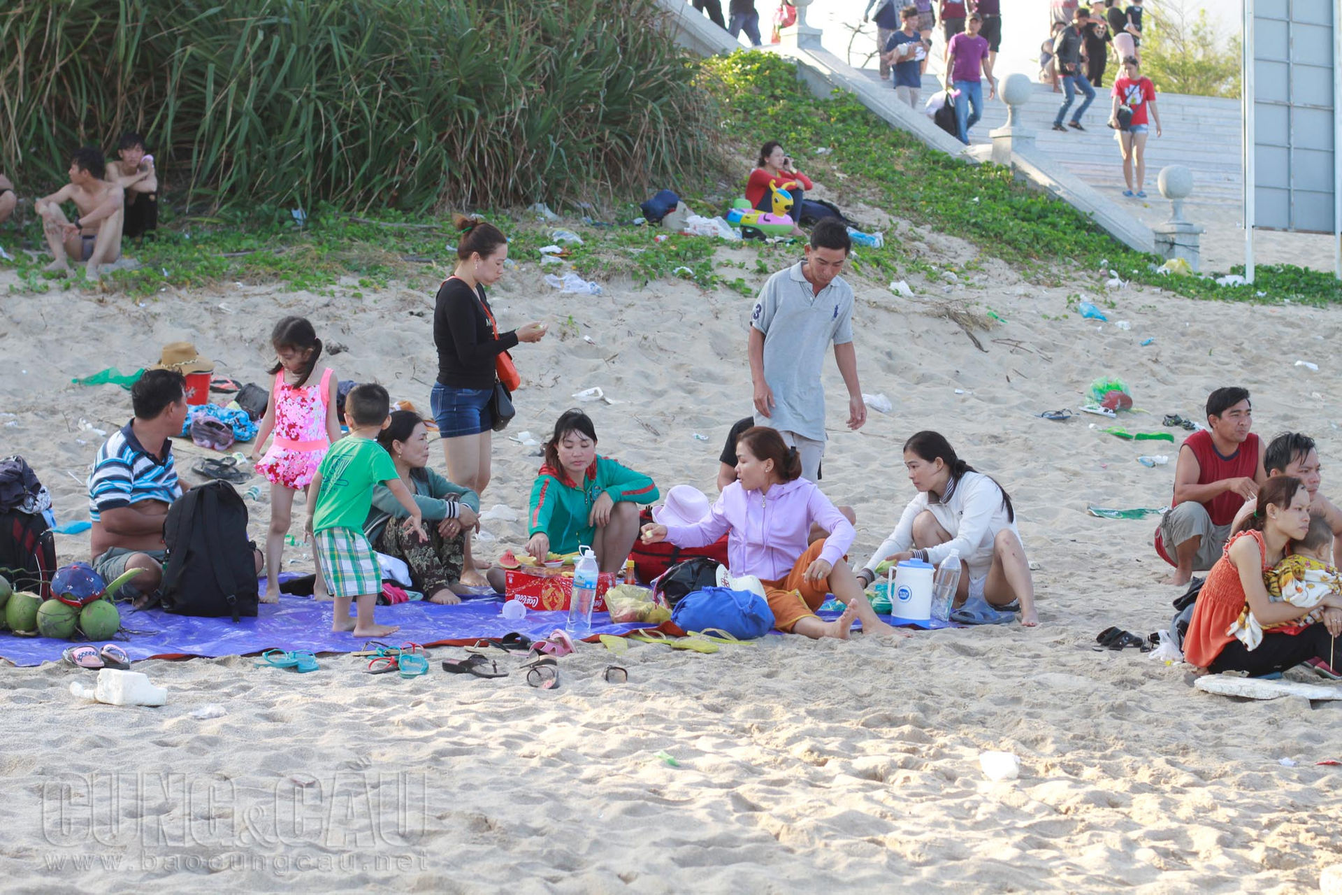  Khách chủ yếu là dân địa phương. Họ ngỗi lẫn với rác trên bãi biển.