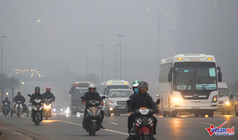         Hà Nội bao phủ sương mù vào sáng sớm.        