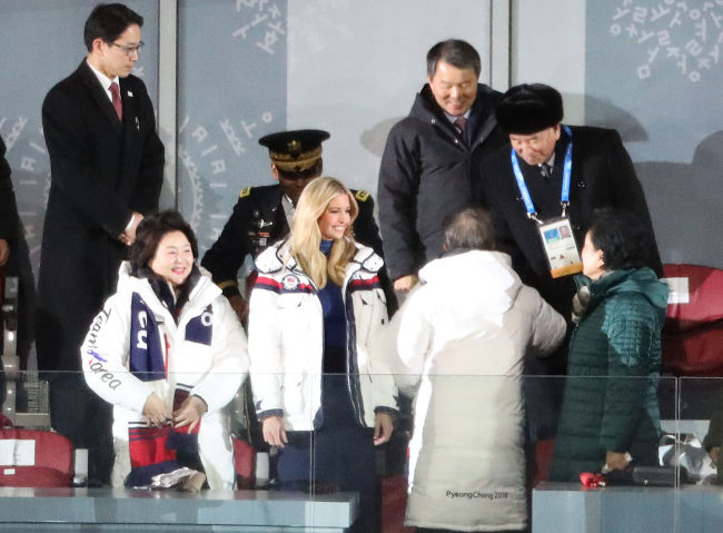 Bà Ivanka (con gái Tổng thống Trump) và ông Kim Yong-chol được bố tri ngồi gần nhau.