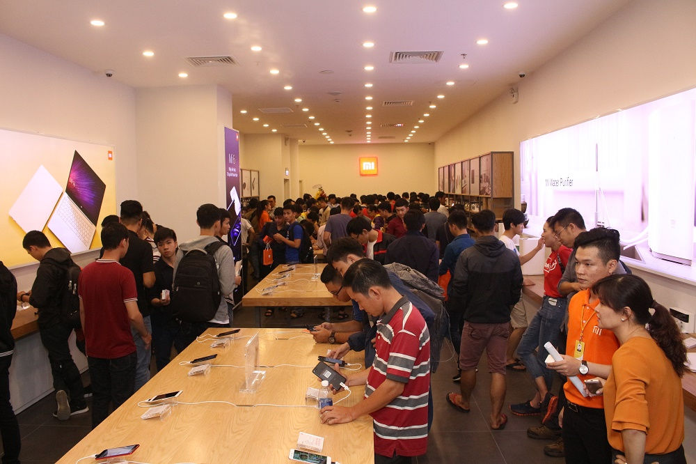 Cửa hàng Mi Store đầu tiên tại Việt Nam bán các đồ dùng điện máy.