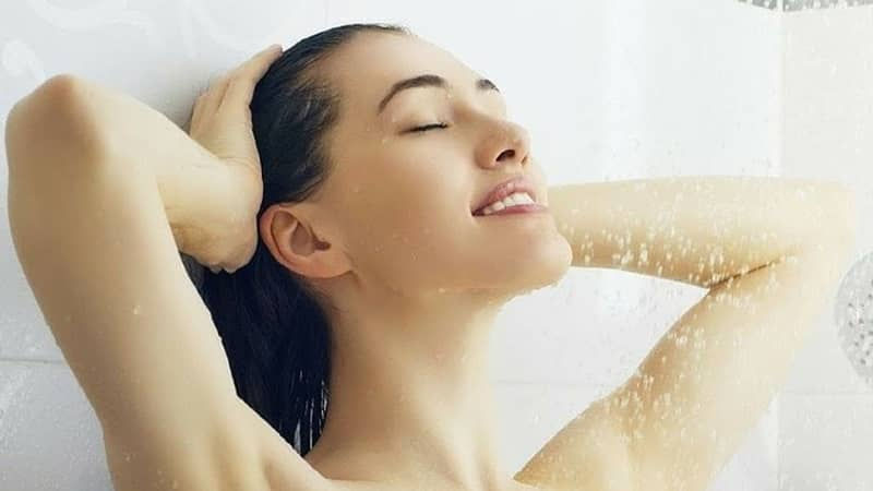 Tắm quá lâu hoặc nước quá nóng vào ban đêm sẽ khiến da bị mất nước và khô ráp hơn (nguồn ảnh: internet).