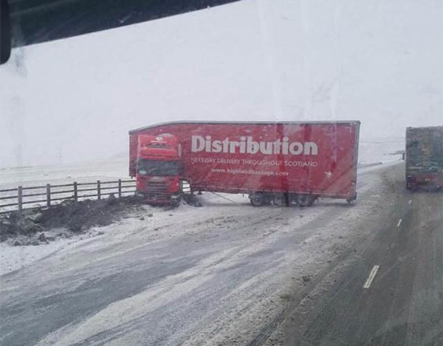 Một vụ tai nạn giao thông gây ra bởi tuyết.