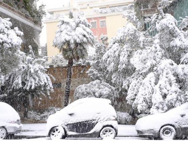 Bão tuyết lần đầu đổ bộ thành phố Rome, nước Ý trong vòng 6 năm qua.