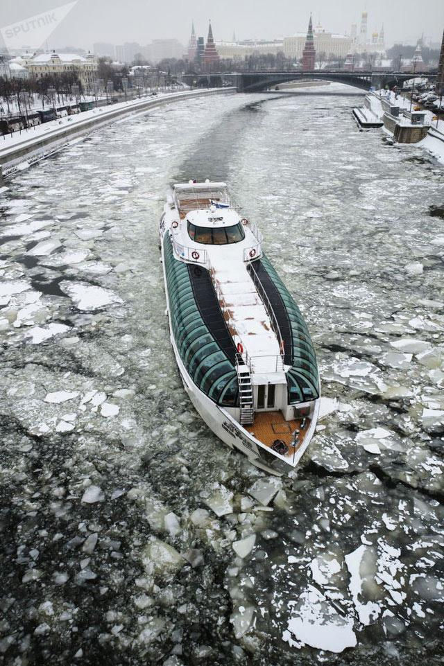 Sông Moscow, Nga đóng băng trắng xóa khi nhiệt độ tại đây liên tục xuống dưới âm độ.