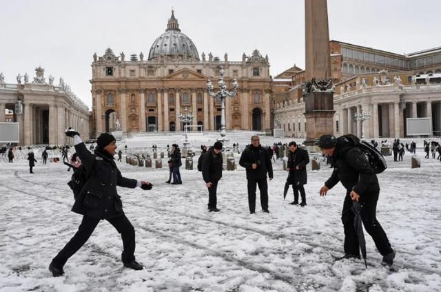 Người dân ném bóng tuyết ở Vatican, nước Ý.