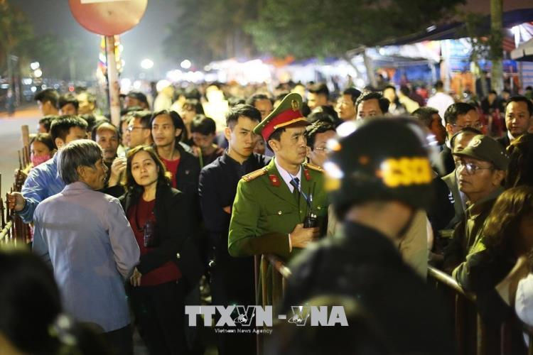 Hàng chục ngàn người tham gia lễ hội Khai ấn đền Trần