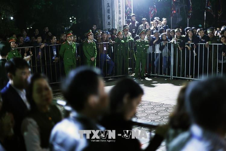 Hàng chục ngàn người tham gia lễ hội Khai ấn đền Trần