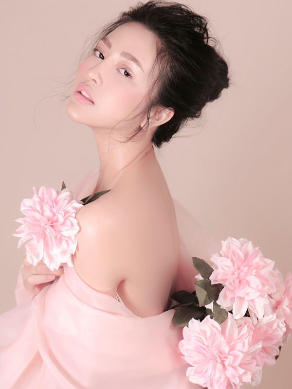 Có thể dùng phấn mắt màu hồng nude, phủ một chút nhũ bóng và chuốt mascara nhẹ nhàng. 