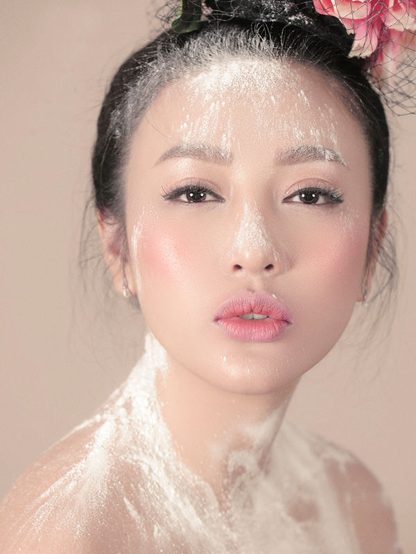 Với sắc son hồng pha một chút cam dạng lì, bạn có thể trang điểm theo phong cách monotone - sử dụng cùng một tone màu cho cả mắt, má và môi. 