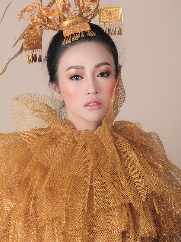 Má hồng màu cam đất giúp dung nhan thêm phần ấn tượng.