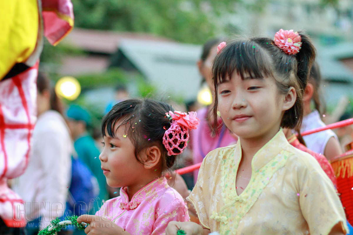 Diễn viên nhí trong đoàn diễn hành.
