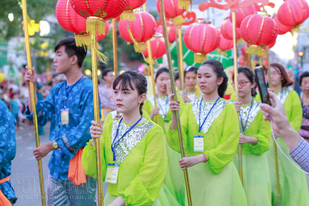 Diễn viên nữ trong vai các tiên nữ rước đèn.