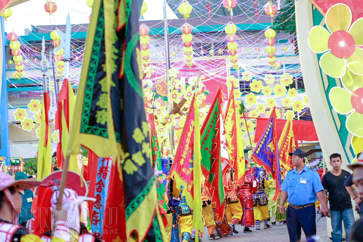 Đoàn cờ hiệu đi đầu của đoàn diễu hành.