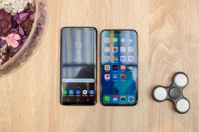 Samsung Galaxy S9 đọ dáng cùng iPhone X - Ảnh: PhoneArena.
