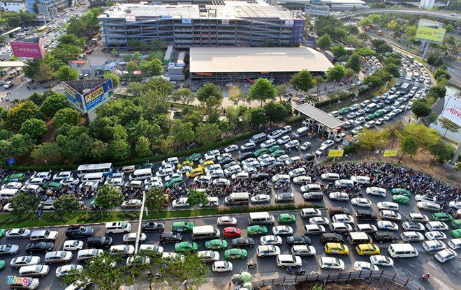 Mở rộng sân bay về khu vực phía Nam  sẽ khiến cho tình hình kẹt xe quanh sân bay Tân Sơn Nhất thêm nghiêm trọng.