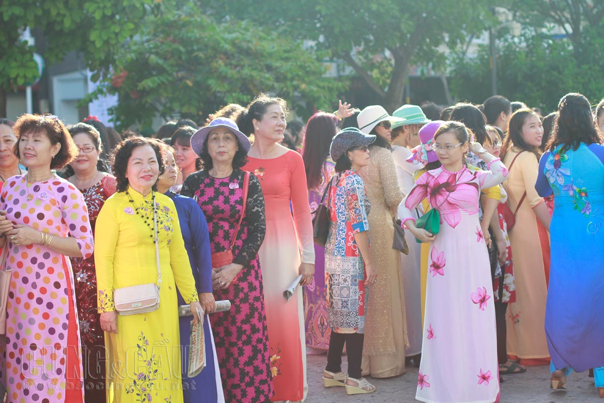 Các nhóm, hội phụ nữ khắp nơi tham gia tạo hiệu ứng tôn vinh vẻ đẹp của áo dài Việt Nam.