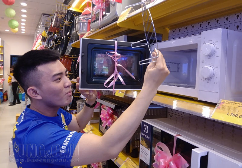 Chọn lò vi sóng dễ vệ sinh được xem là một tiêu chí cho khách hàng khi mua - Ảnh: Minh Định.