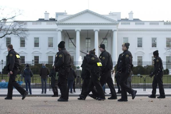 An ninh xung quanh Nhà Trắng đượv tăng cường sau vụ nổ súng.