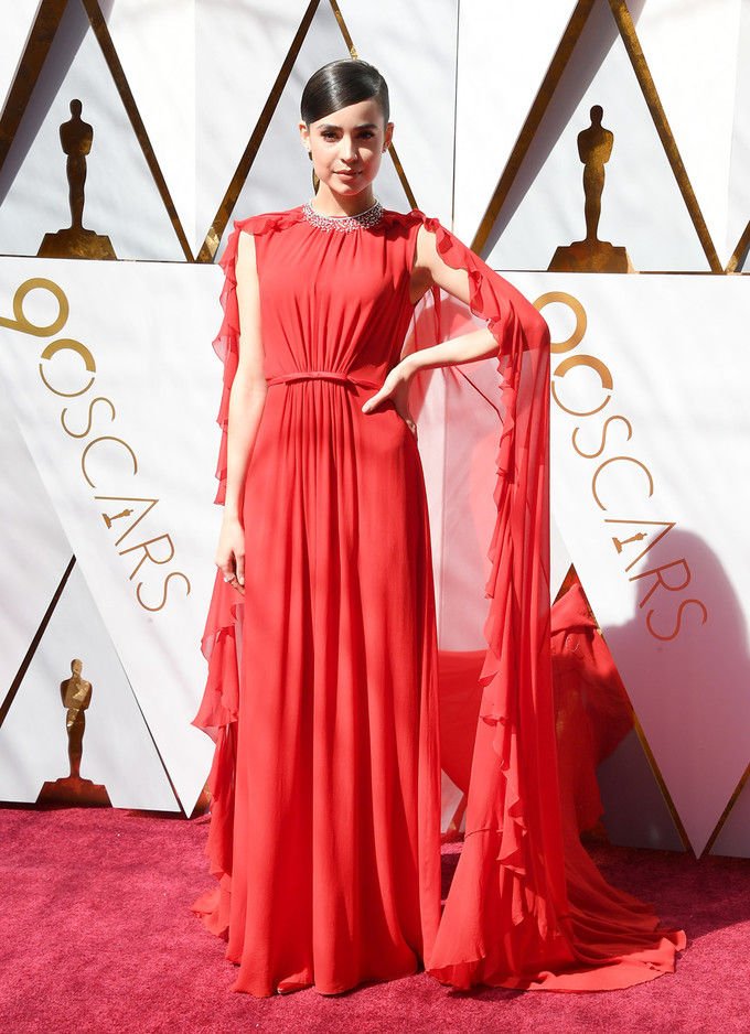 Đầm đỏ xếp ly phần eo do Giambattista Valli thiết kế giúp Sofia Carson thu hút sự chú ý trên thảm đỏ lễ trao giải. 