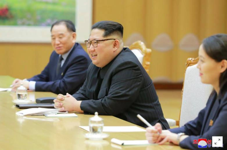 Nhà lãnh đạo Triều Tiên Kim Jong-un gặp các quan chức Hàn Quốc.