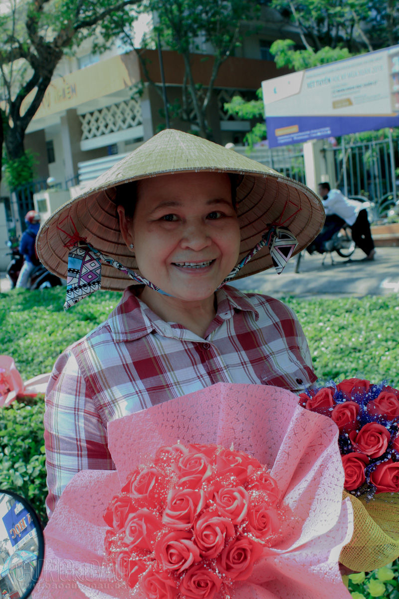 Chị Lê Thị Chính đã làm hoa quà tặng từ năm 2008. Không như những người làm hoa khác, những bó hoa của chị khá đẹp và khác biệt. Chị chính tự làm và bán sản phẩm của mình chứ không giao các shop quà tặng.